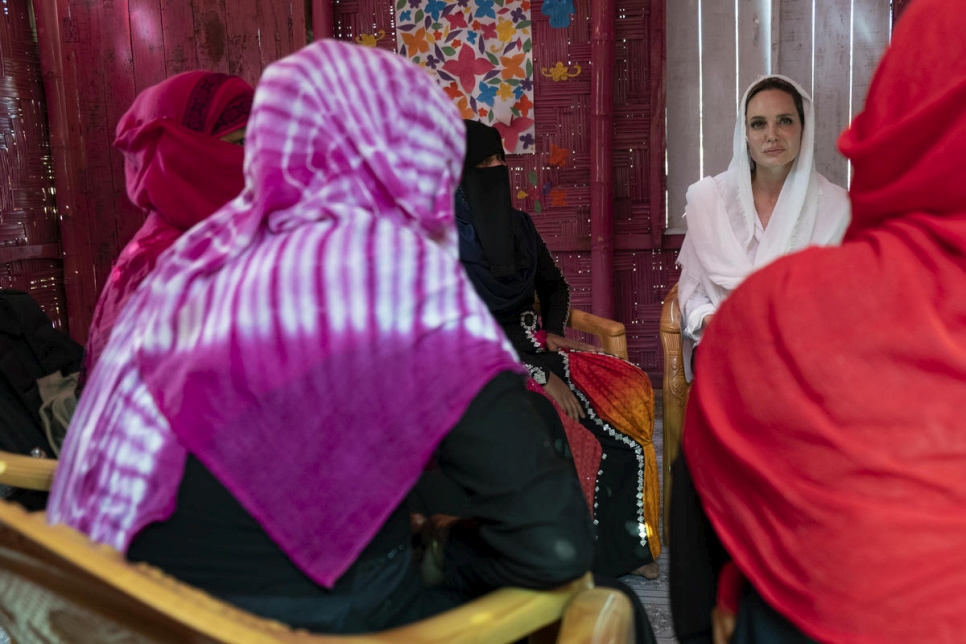 Au camp de réfugiés de Chakmarkul au Bangladesh, l'Emissaire du HCR Angelina Jolie s'entretient avec des survivantes rohingyas ayant subi des violences sexuelles. 