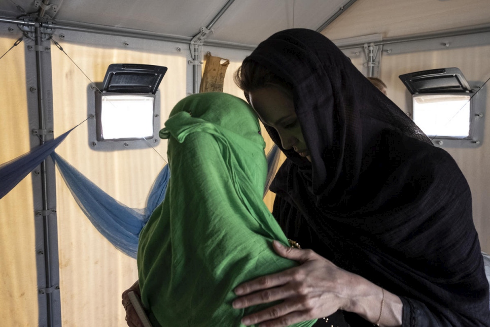 Angelina Jolie lors de sa rencontre avec Jorina, une Rohingya âgée de 18 ans, qui est orpheline. Elle a fui le Myanmar, il y a quelques semaines, pour se rendre dans le camp de réfugiés de Kutupalong, au Bangladesh. 