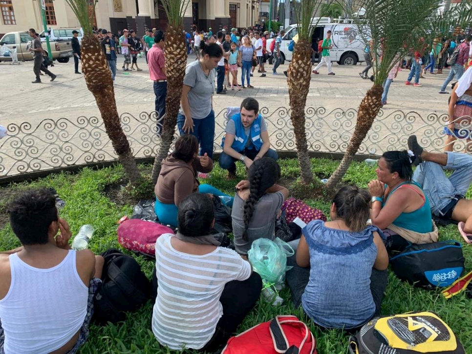 Mexico. UNHCR staff assist new arrivals from Honduras