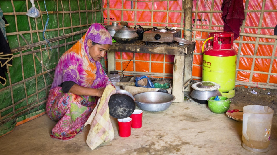 Monowara uses her gas stove to cook for her family. UNHCR has launched a programme to 
distribute energy-efficient LPG liquefied petroleum gas and cooking stoves to more than 200,000 Rohingya refugee households.

