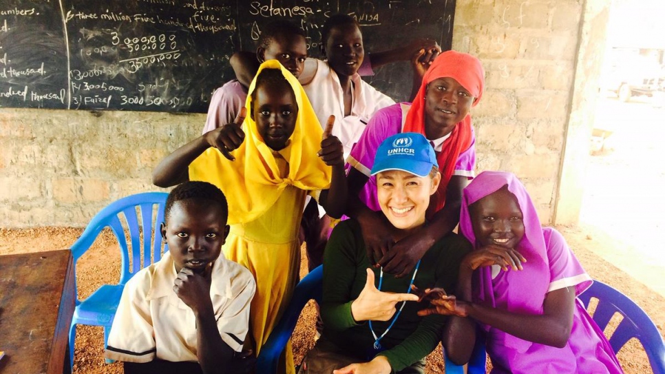 Keiko rencontre des enfants dans le club de défense des droits de l'enfant, dans une école du camp de réfugiés de Maban, au Soudan du Sud. Les enfants bénéficient de séances de sensibilisation sur le mariage précoce et forcé. 