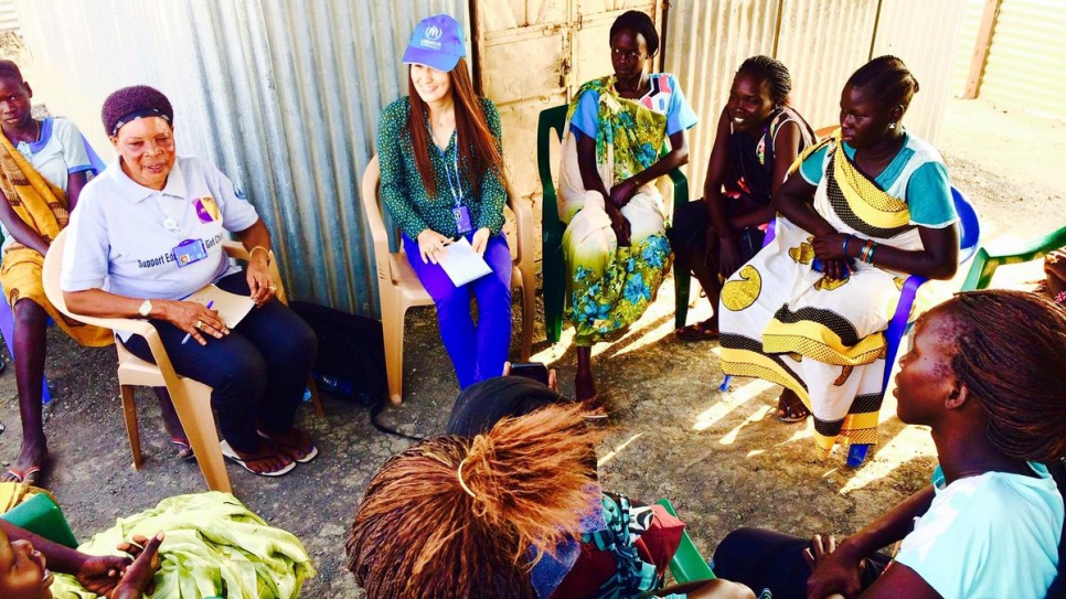 Keiko accueille un groupe de discussion pour adolescentes dans un camp de personnes déplacées au Soudan du Sud, où des enfants et des jeunes gens se sont suicidés. 