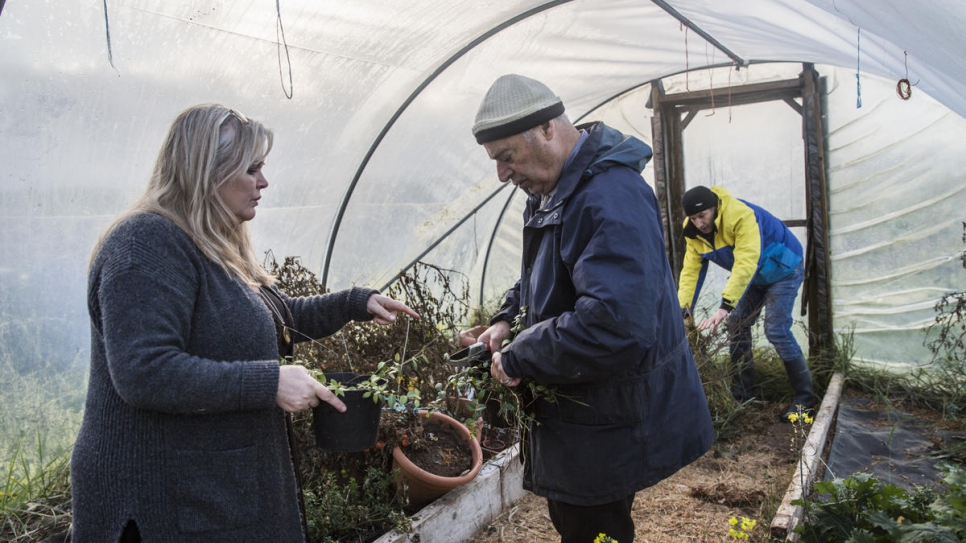 Anna, Faisal et Abdulhadi s'occupent des jardins et des plantes qui poussent dans une serre. 