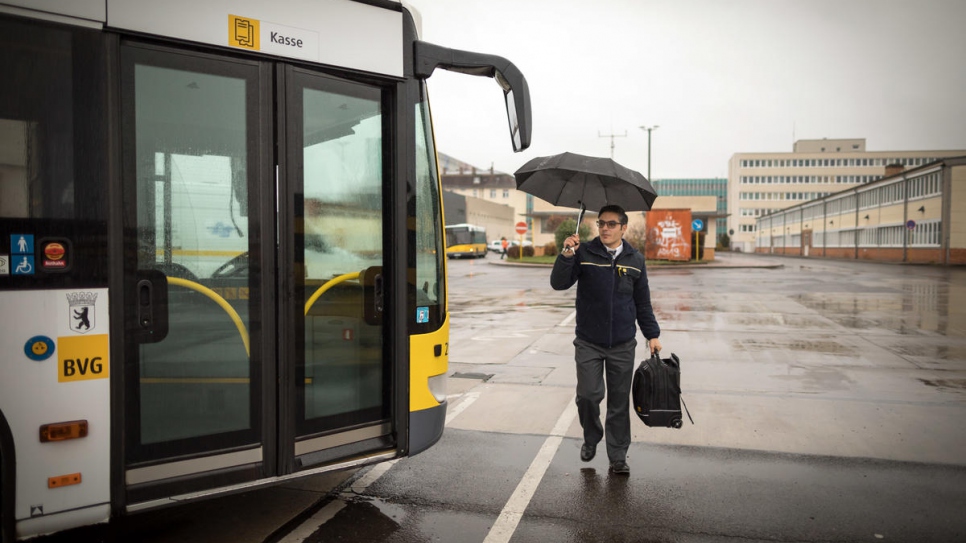 Mohamad arrive à la gare routière pour prendre son service. 