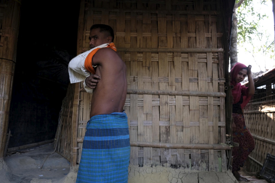 Syed Hossain, un réfugié rohingya, montre ses cicatrices de varicelle, dans le camp de réfugiés de Kutupalong, Bangladesh. 