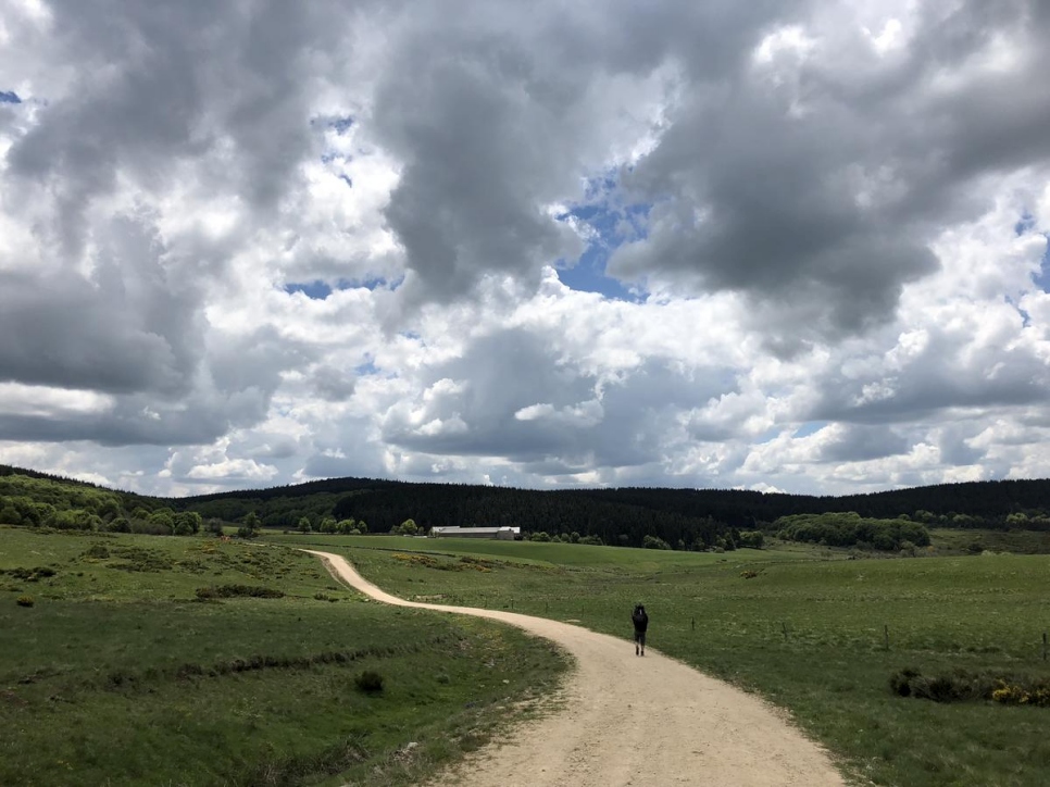 Tim et sa partenaire sont partis à pied à travers le Massif central en France pour rendre hommage à la résilience des réfugiés. 