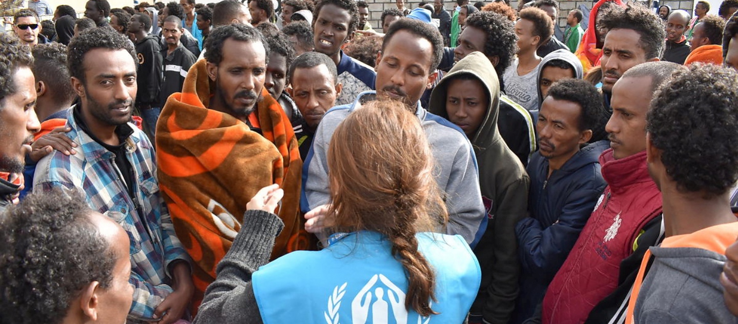 Une employée du HCR évalue les besoins des réfugiés et des migrants au centre de détention de Triq al-Sikka en Libye, février 2018. 