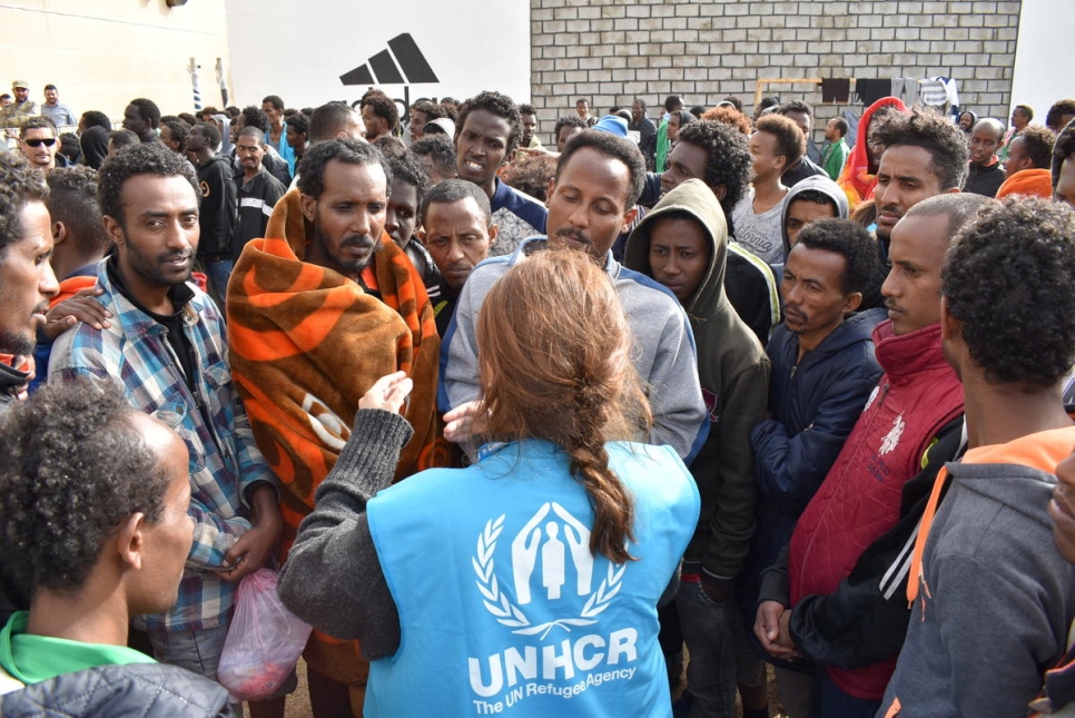 Une employée du HCR évalue les besoins des réfugiés et des migrants au centre de détention de Triq al-Sikka en Libye, février 2018. 