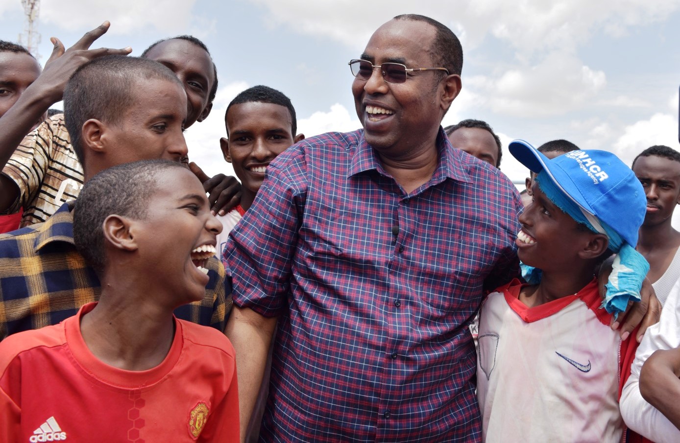 Ambassador Affey chats with refugee children in Ifo camp of Dadaab. © UNHCR/A.Nasrullah