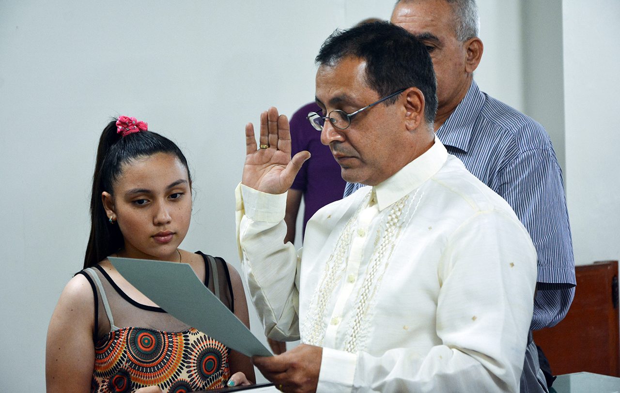 Kamran takes his oath of allegiance to conclude the naturalisation process. Photo: © UNHCR/F. Tanggol