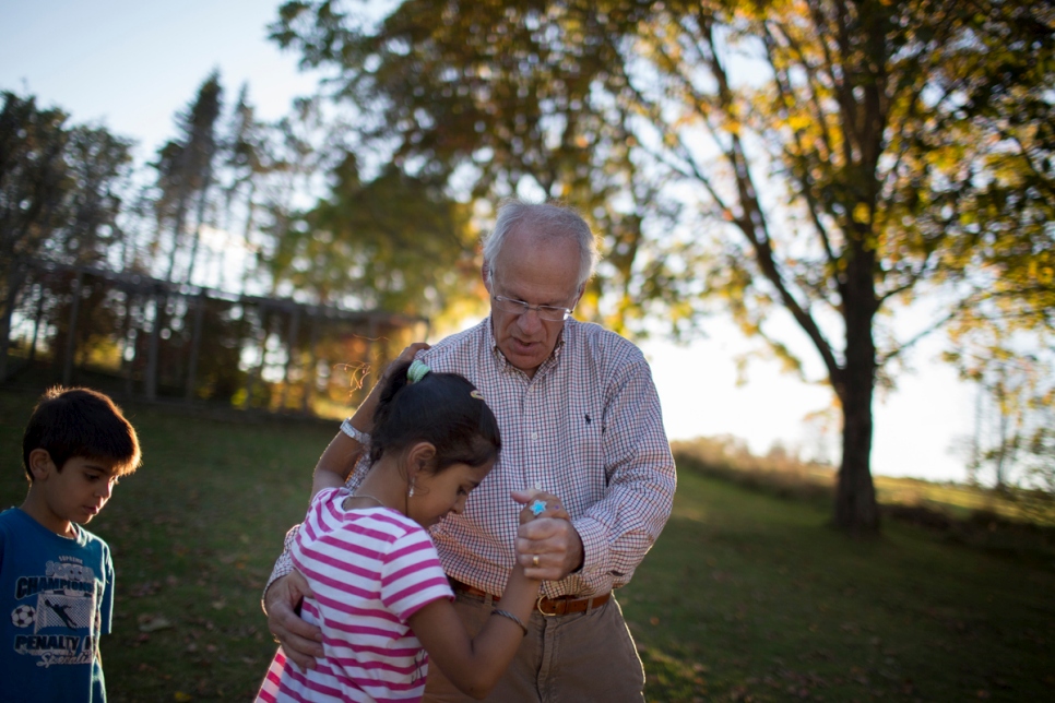 David Friendly, chef d'un groupe de parrains privés, joue avec les enfants Ayash chez eux à Lunenburg.