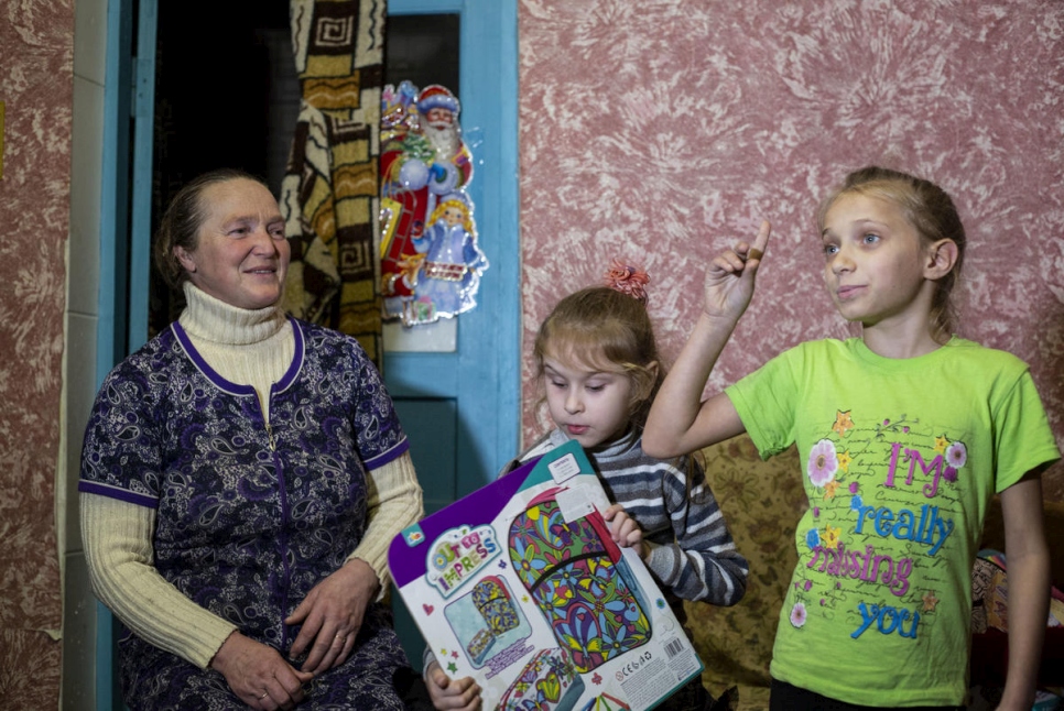 Nadiya avec deux de ses enfants adoptés chez eux à Tchassiv Yar. 