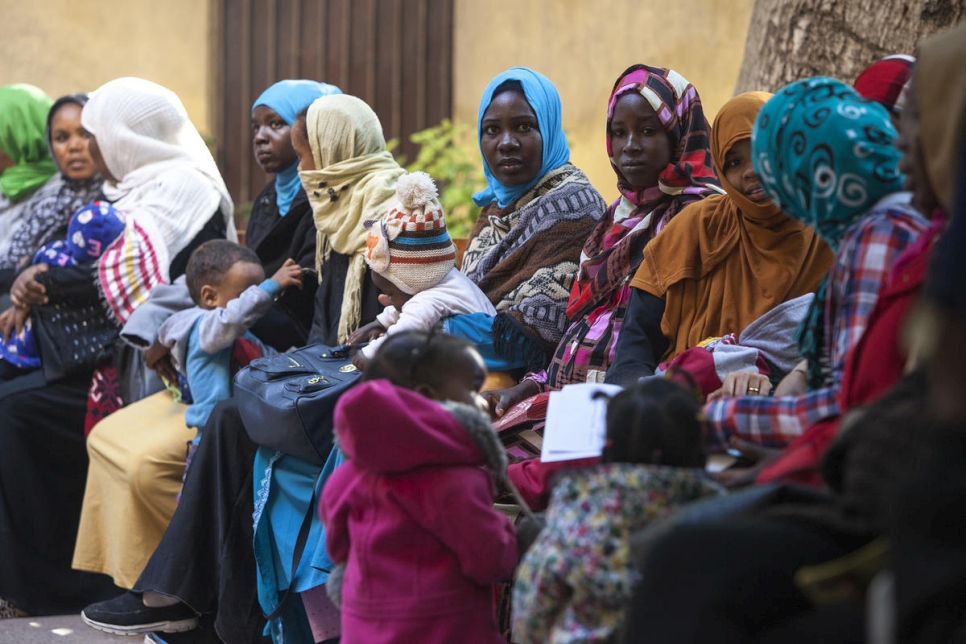 Des réfugiées soudanaises attendent une visite médicale de routine pour leur bébé dans le quartier de Zamalek, au Caire en Egypte. Photo d'archives, décembre 2017. 