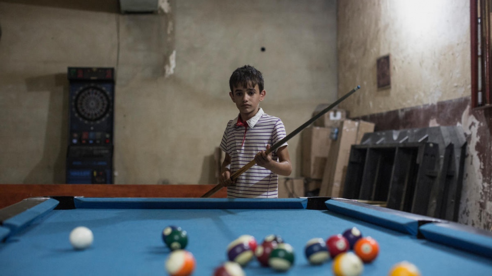 Zaïn en train de jouer au billard à Beyrouth, au Liban.  