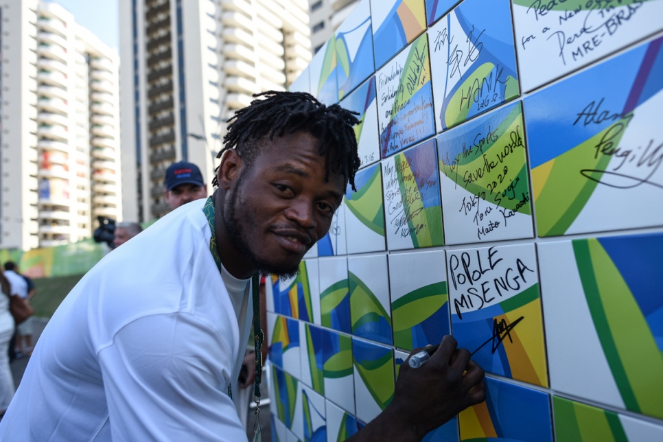 Popole Misengo du Congo signe le Mur de la Trêve Olympique dans le Village Olympique à Rio.