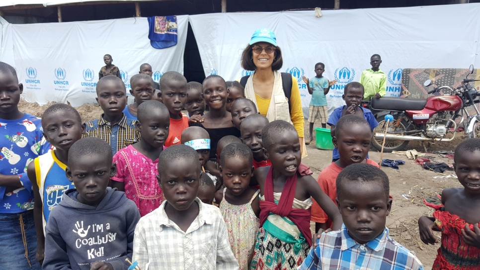 Massoumeh Farman Farmaian s'arrête pour une photo avec des enfants réfugiés sud-soudanais dans le camp de Rhino en Ouganda. 