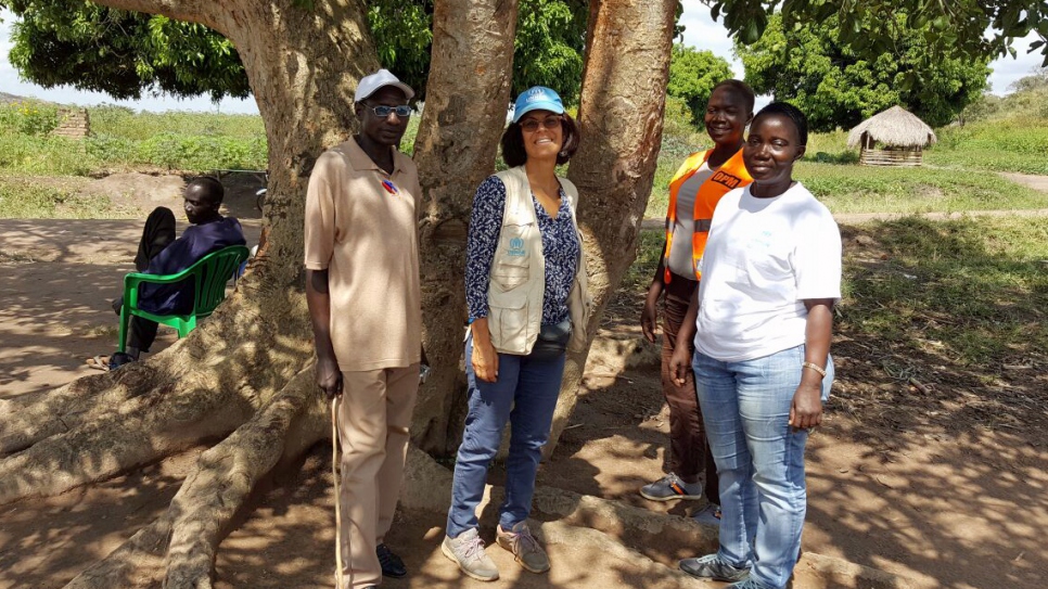 Massoumeh Farman Farmaian (en gilet du HCR) avec des collègues en Ouganda à un poste frontière avec le Soudan du Sud en 2016. 