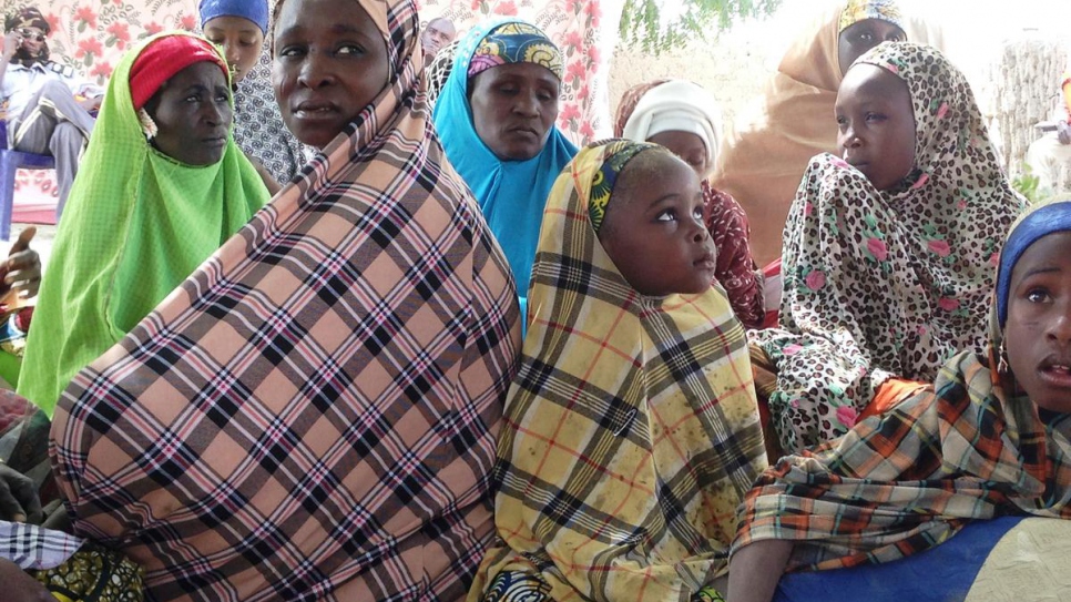 Des femmes et des enfants nigérians réfugiés à Tchoukoutalia, au Tchad en 2015. Les réfugiés avaient fui, à bord de bateaux, les attaques menées par des militants dans l'État de Borno, au nord-est du Nigéria. 