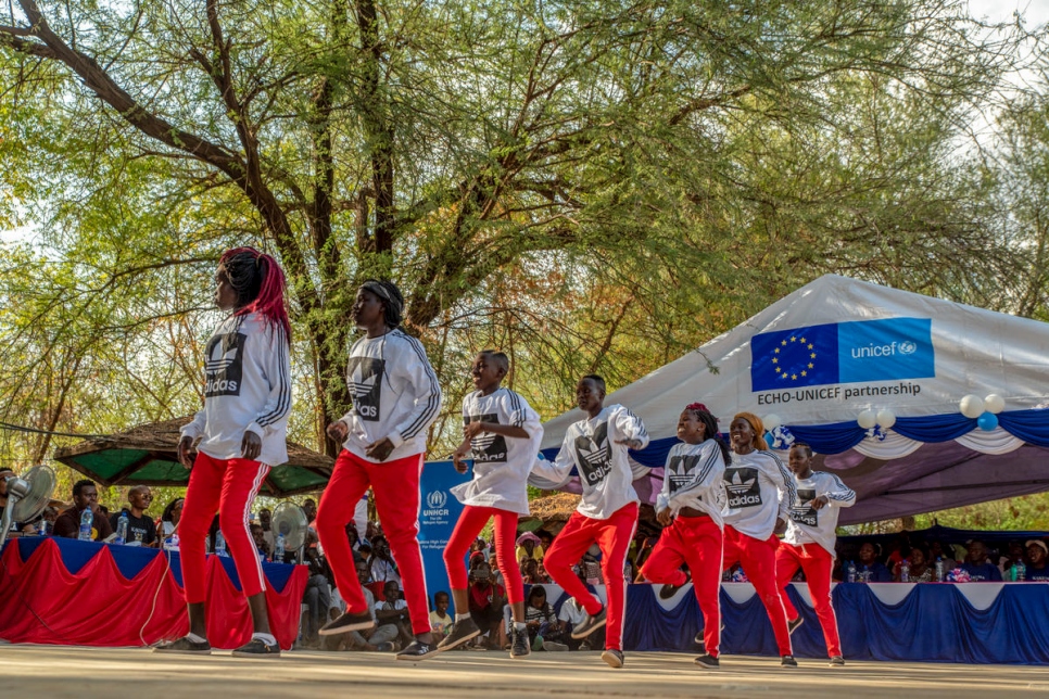 Le groupe de danseuses 'Capable Girls' se produit au concours 'Kakuma a un incroyable talent'. 