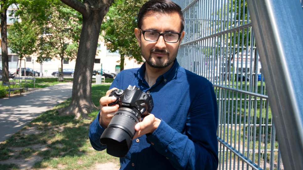 Murtaza Elham, un photographe aguerri, originaire d'Afghanistan, suit la formation sur les médias du magazine Biber. 