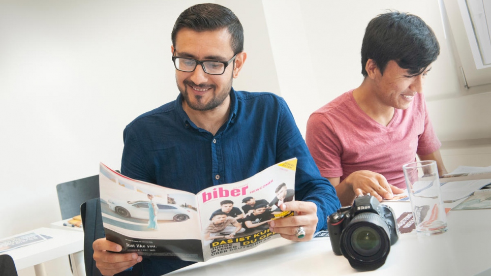 Murtaza Elham (à gauche) et Rohullah Anifi, tous deux d'Afghanistan, lisent le magazine Biber lors de la formation sur les médias. 