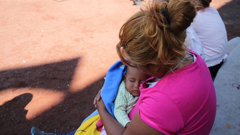 Mitzy avec Luis, son petit garçon d'un an, dans un abri temporaire au stade Jesús Martínez 'Palillo' à Mexico. 