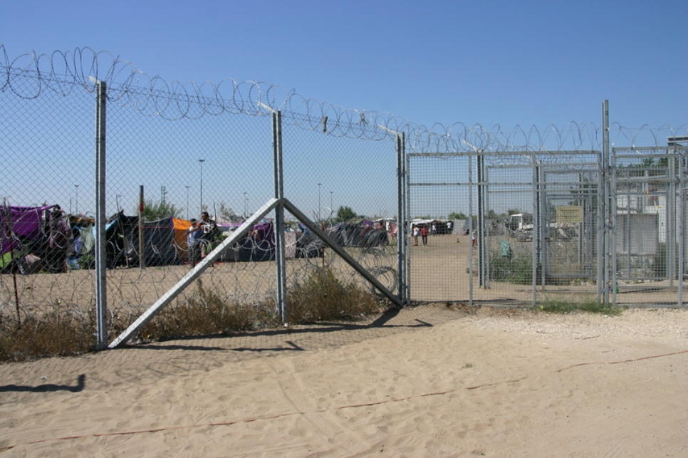 Le camp de fortune de Rözske, vu depuis le côté hongrois de la frontière entre la Hongrie et la Serbie.  