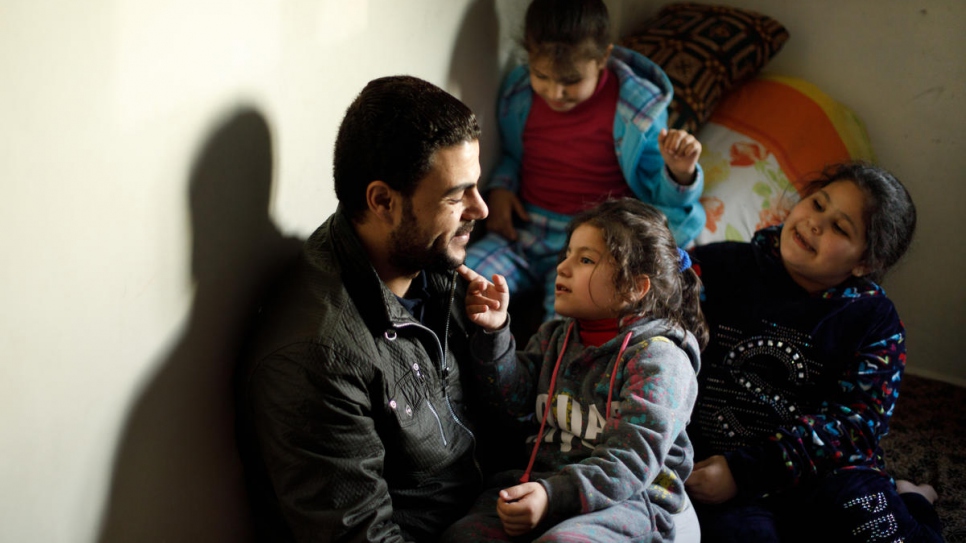 Grâce à son emploi, Mohammad a pu louer un petit appartement proche d'une école primaire de quartier aujourd'hui fréquentée par ses filles Izdihar et Alimar. 