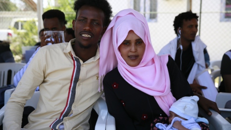 Un couple somalien avec leur bébé de deux semaines attend l'évacuation vers le Niger depuis le Centre de rassemblement et de départ (GDF) à Tripoli. 