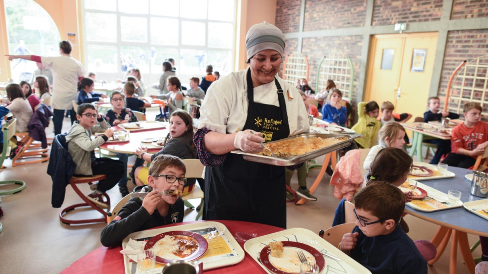 La chef irakienne Maryam Hani a préparé le repas pour plus de 200 enfants au Collège Octave Mirbeau à Trévières, dans le nord-ouest de la France. 