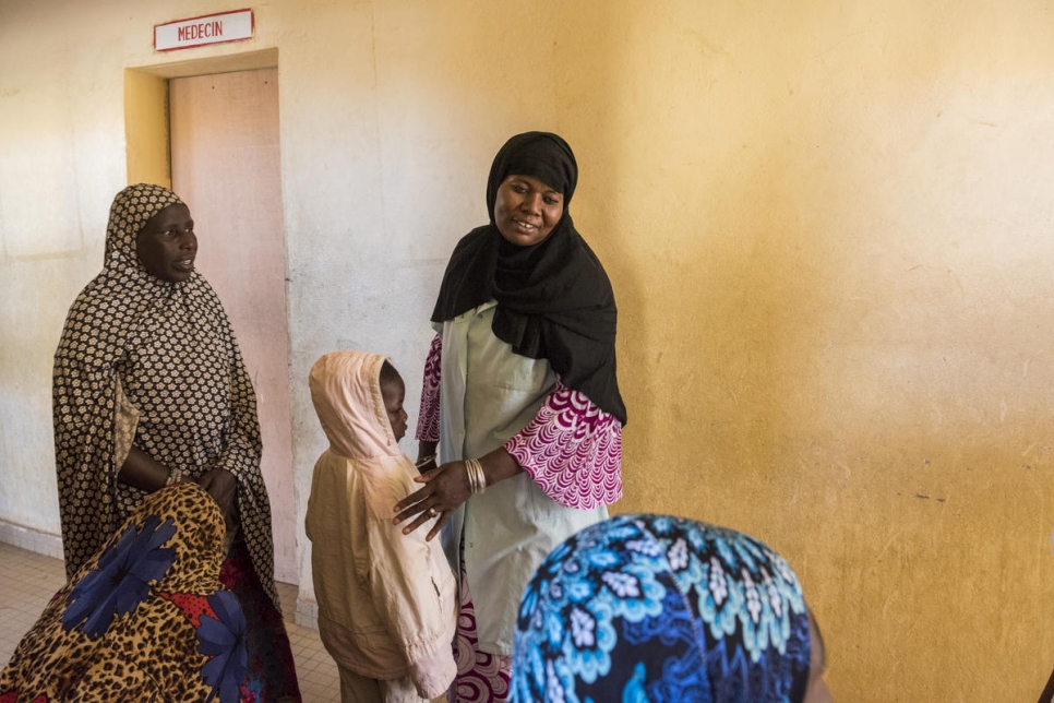 Des patients attendent pour des consultations au Centre de Santé de Référence de Gao, où Djamila Amadou (en foulard noir) a repris ses fonctions d'infirmière en chef. 