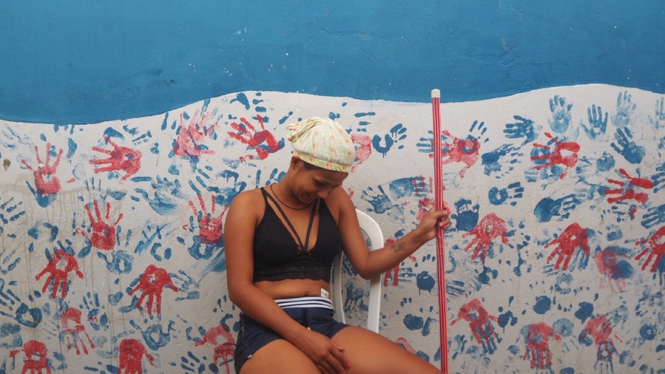 Une jeune femme trop timide pour regarder la caméra de face, photographiée à l'abri Nova Canaã, à Boa Vista, au Brésil. 