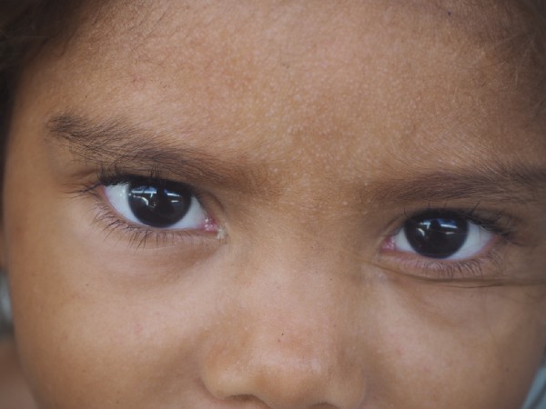 Gros plan sur les yeux d'un enfant dans un abri provisoire à Boa Vista. 