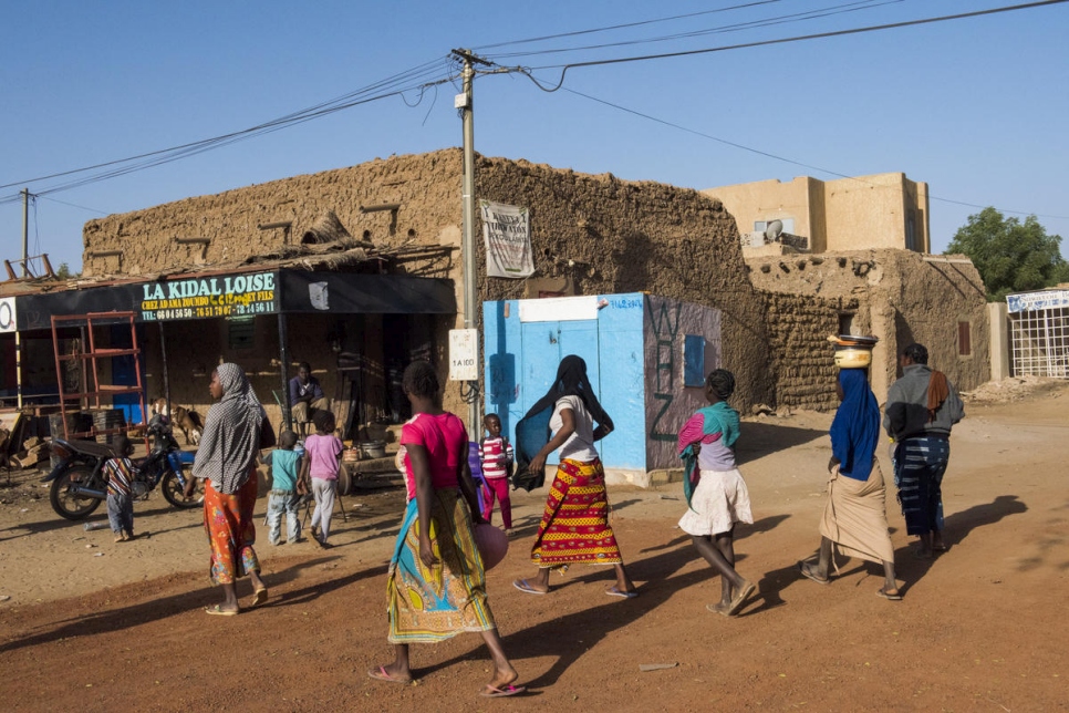 Les jeunes femmes et les enfants qui ont trouvé refuge chez l'infirmière Djamila Amadou se rendent au travail et à l'école. 