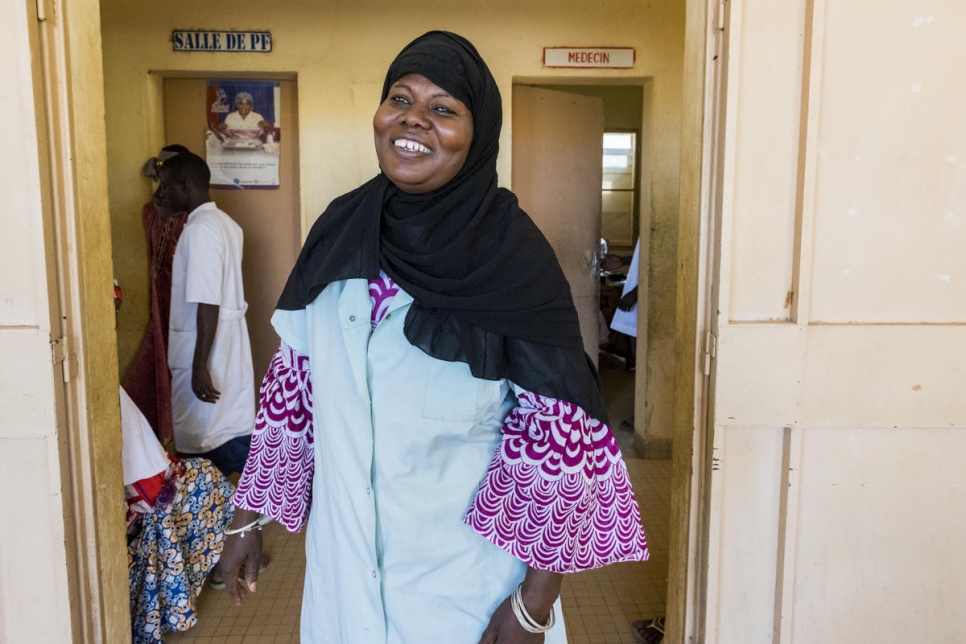 Djamila Amadou, infirmière en chef à l'hôpital du Centre de Santé de Référence à Gao, arrive au travail. 
