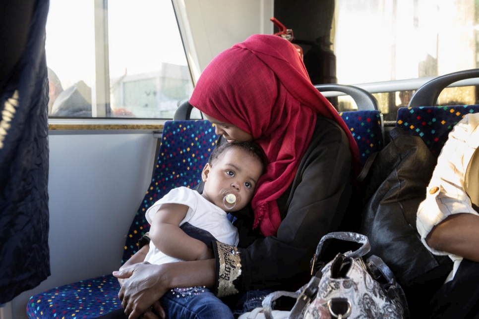 Une Somalienne tient son bébé sur les genoux dans une navette à la base aérienne de Pratica di Mare, près de Rome, après son arrivée sur un vol d'évacuation depuis la Libye.  