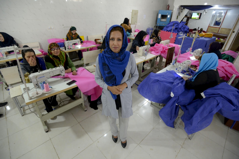 Zeinab, chef d'entreprise, emploie 43 femmes vulnérables, dont des réfugiées afghanes, dans son atelier de couture situé dans la ville iranienne de Shiraz. 