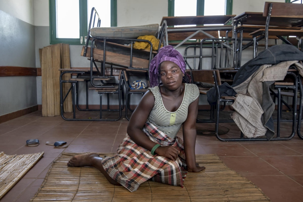 Francesca Raoul, 26 ans, est assise sur une natte dans une classe où elle dort depuis que sa maison, située à Dondo au Mozambique, a été détruite par le cyclone Idai. 