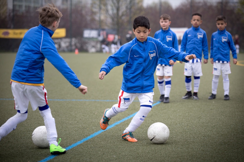 "No podía jugar al fútbol en Siria, pero aquí puedo jugar cuando quiera". Ahmad Alzaher, refugiado sirio de ocho años, participa en un juicio para el club Hertha de la Bundesliga en Berlín, Alemania.