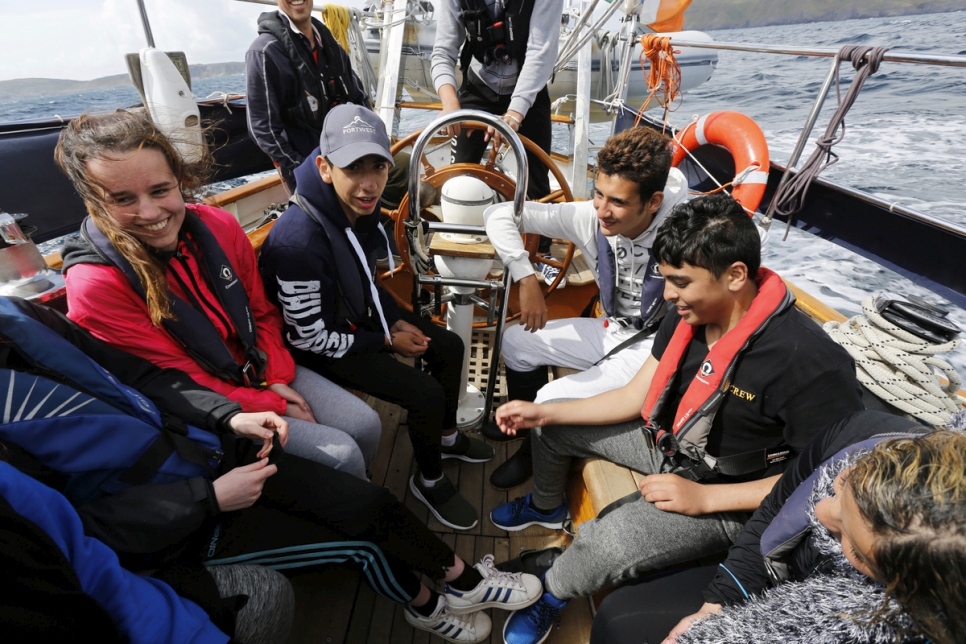 Adolescentes de Siria e Irlanda aprenden a navegar juntos en la costa de West Cork, Irlanda. Los adolescentes, que viven en Ballaghaderreen en el condado de Roscommon, están aprendiendo técnicas de navegación y trabajo en equipo.