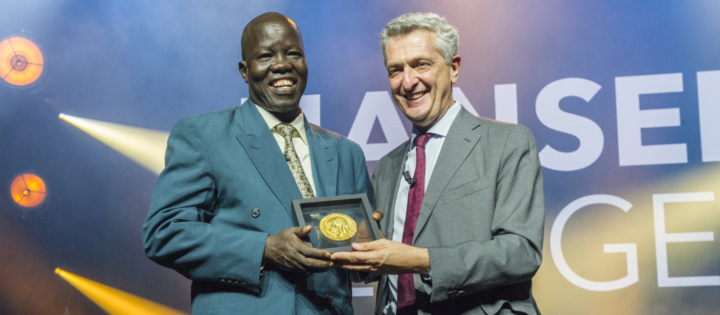 El ganador del Premio Nansen para los Refugiados, Dr. Atar, y el Alto Comisionado de la ONU para los Refugiados. 