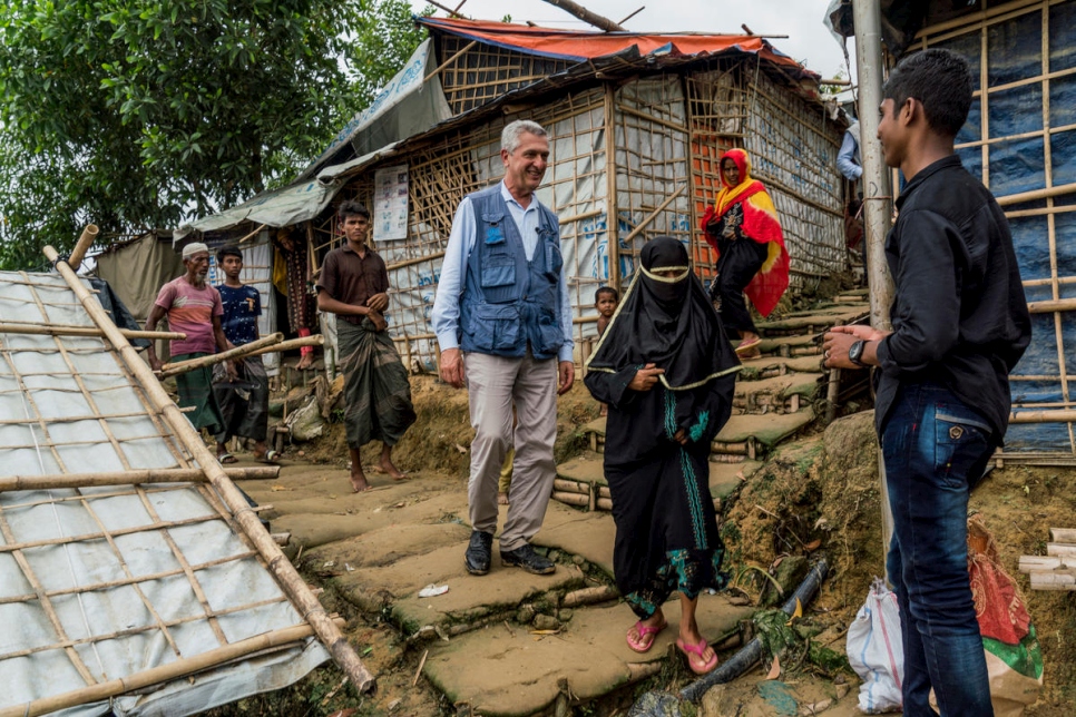 المفوض السامي فيليبو غراندي (في الوسط) يلتقي باللاجئين الروهينغا بينما يسير في مخيم تشارماكول، بنغلاديش، 3 يوليو 2018. 