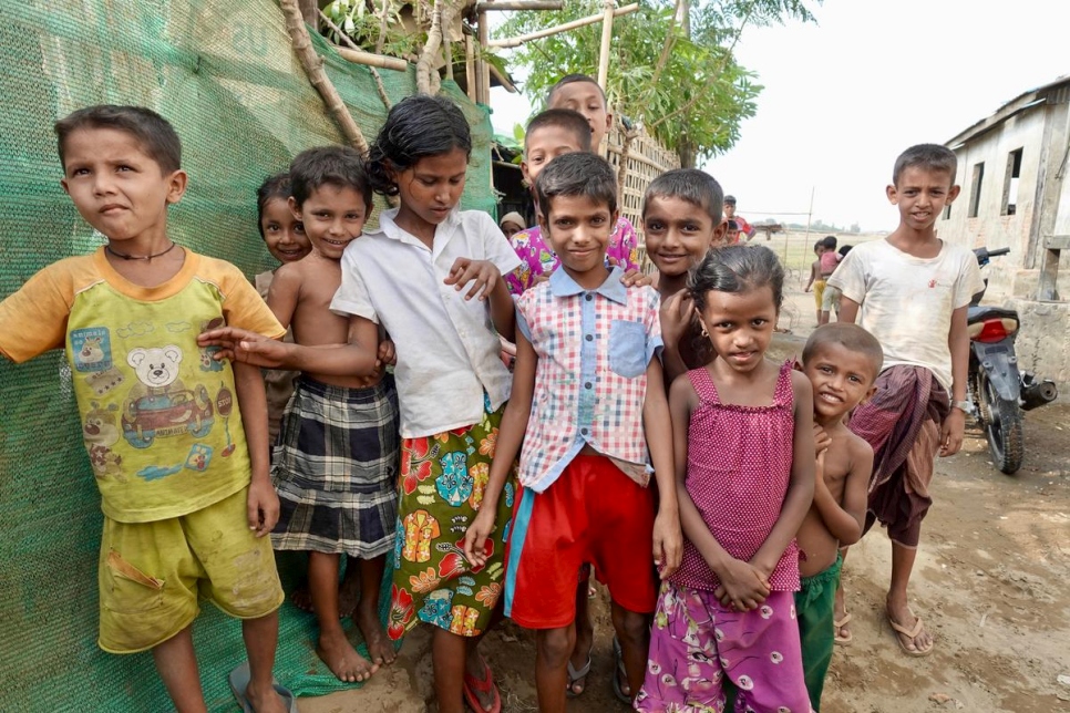 Niños rohingya desplazados internos que viven en campamentos en las afueras de Sittwe, en la parte central del estado de Rakhine en Myanmar. Los campamentos están separados de otras comunidades. 