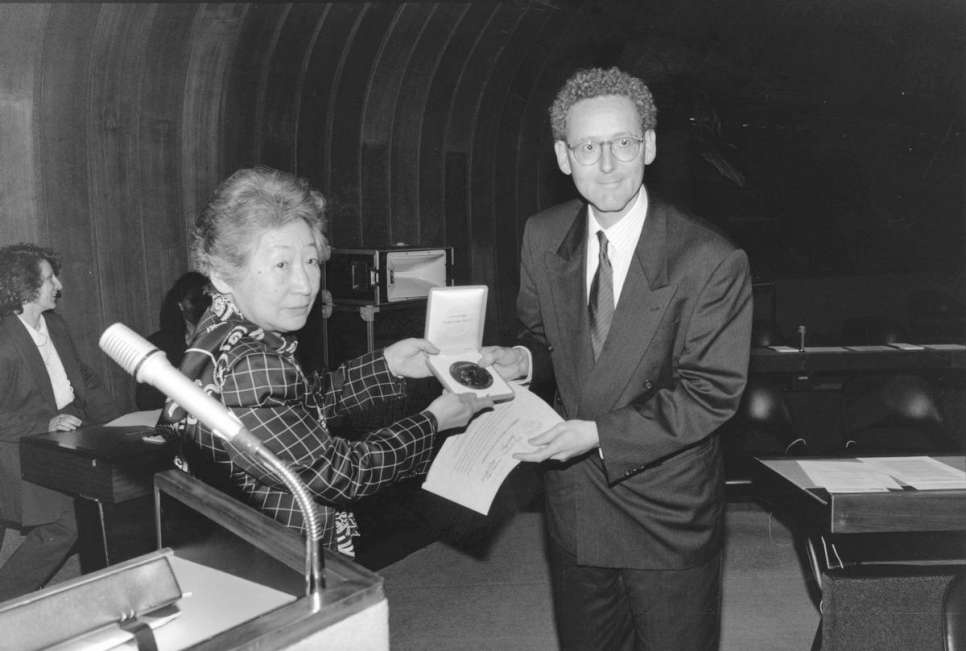En 1993, la Medalla Nansen fue otorgada a Medecins sans Frontieres (MSF). La Ata Comisionada Sadako Ogata entregó la medalla a Jacques de Milliano, presidente de MSF International. / ACNUR / A. Hollmann / 12 de octubre de 1993 