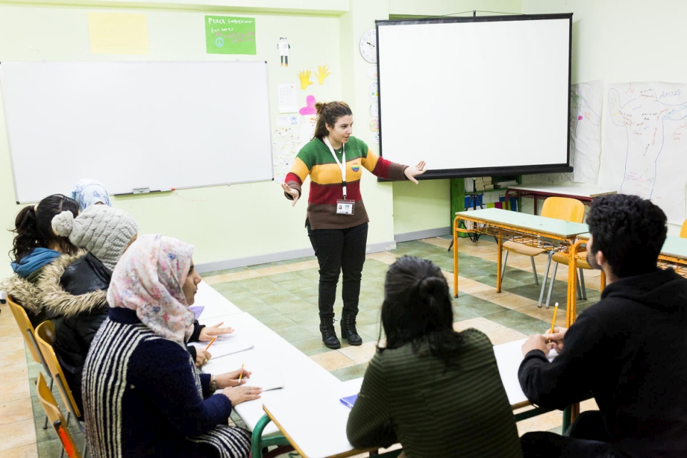 Una maestra de la escuela KEDU habla con sus alumnos durante la clase. 