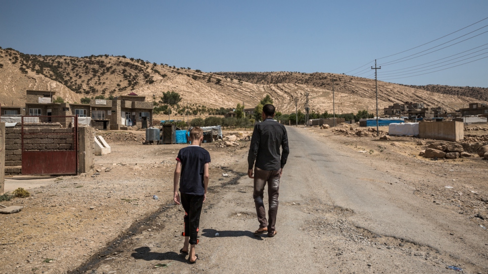 Hadi y su sobrino Emad dan un paseo por el pueblo en el que se encuentran, en Dohuk, región del Kurdistán de Irak.