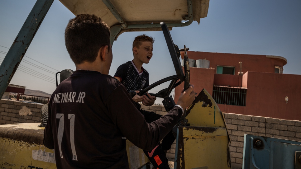 Emad juega con un tractor en Dohuk, región del Kurdistán de Irak.