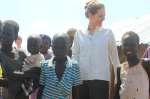 "Cada crisis es importante y cada vida es importante". La Benefactora de ACNUR, SAR, Sarah Zeid de Jordania, se encuentra con jóvenes refugiados en el campamento de Kakuma en Kenia. 