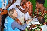 La Benefactora de ACNUR, SAR la Princesa Sarah de Jordania, se reúne con una madre de un niño recién nacido en la sala de cuidados maternos en el campamento de Gihembe, Ruanda, para conocer los desafíos a los que se enfrentan diariamente las madres refugiadas, especialmente en relación con los problemas de alimentación. 