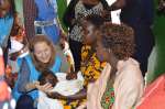 La Benefactora de ACNUR, SAR la Princesa Sarah de Jordania, se reúne con una madre de un niño recién nacido en la sala de cuidados maternos en el campamento de Gihembe, Ruanda, para conocer los desafíos a los que se enfrentan diariamente las madres refugiadas, especialmente en relación con los problemas de alimentación.
